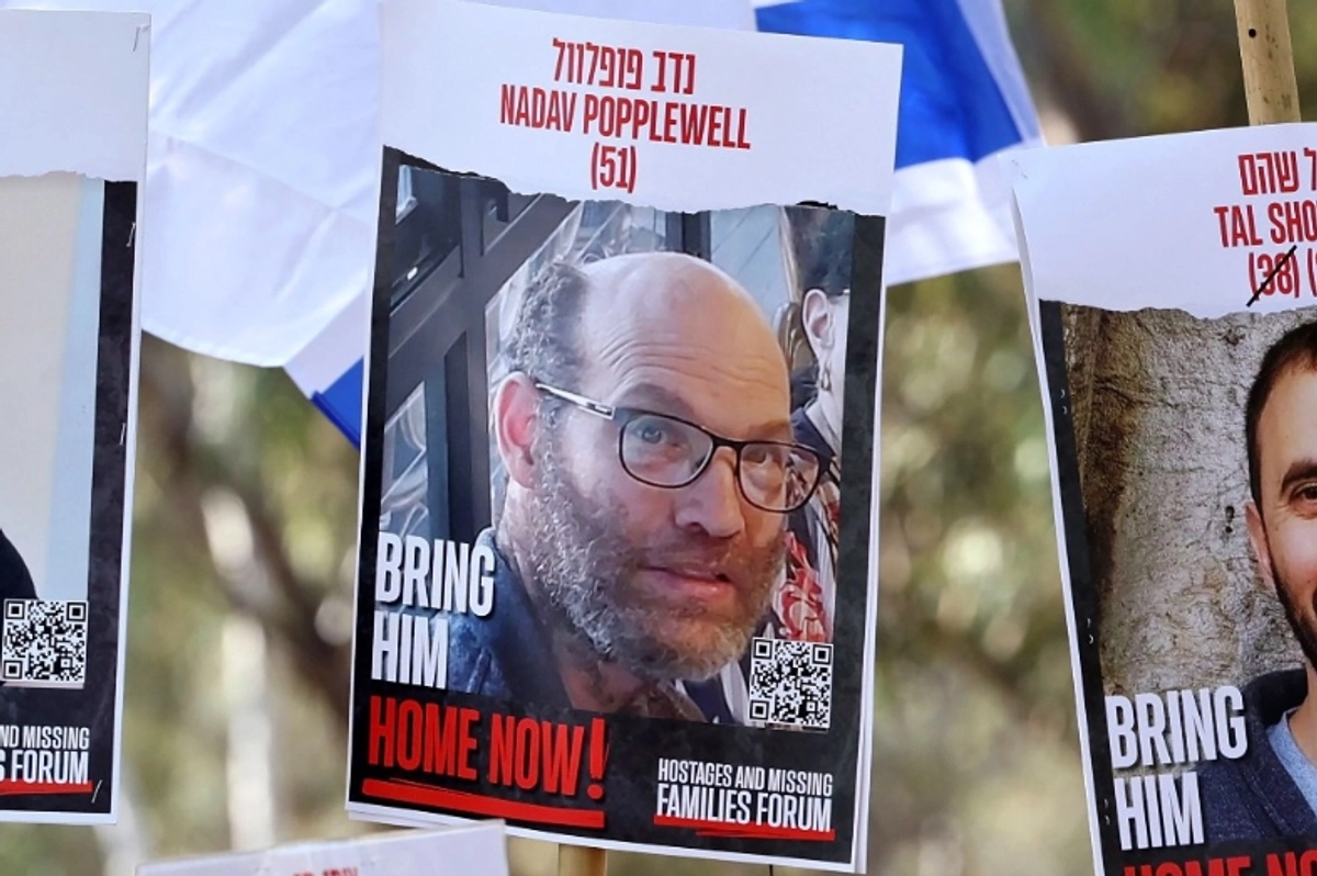 Cartel con el retrato de un rehén durante una protesta en Israel. 