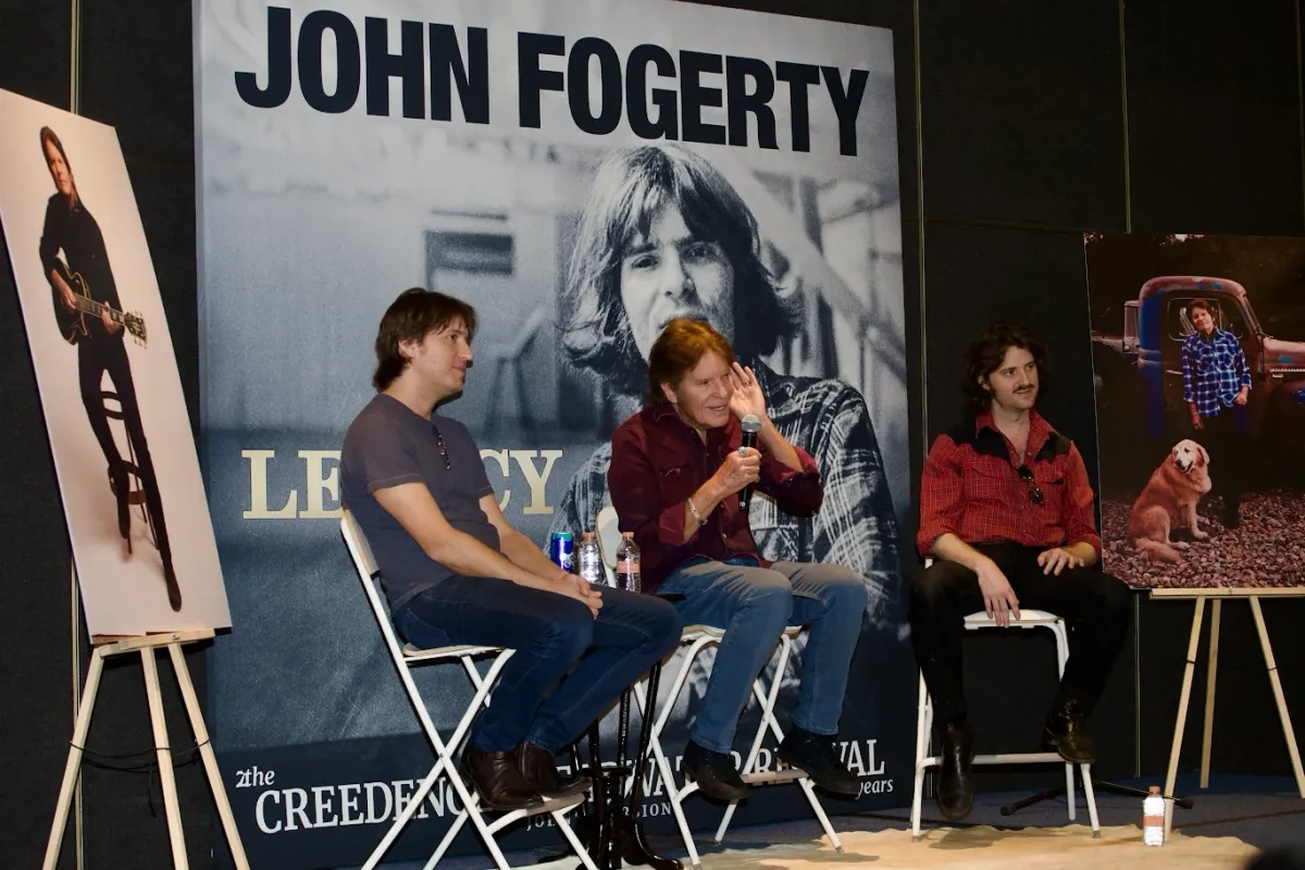 El ex líder de Creedence Clearwater Revival, John Fogerty (centro), junto a sus hijos Shane y Tyler, ayer durante una conferencia de prensa en la Ciudad de México. 