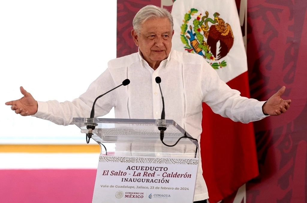 El presidente López Obrador, durante la inauguración de la planta de bombeo, reconoció al gobernador de Jalisco, Enrique Alfaro, por anteponer los intereses nacionales y de los jaliciencies a las diferencias con el gobierno federal, el 23 de febrero de 2024. Foto Afp

