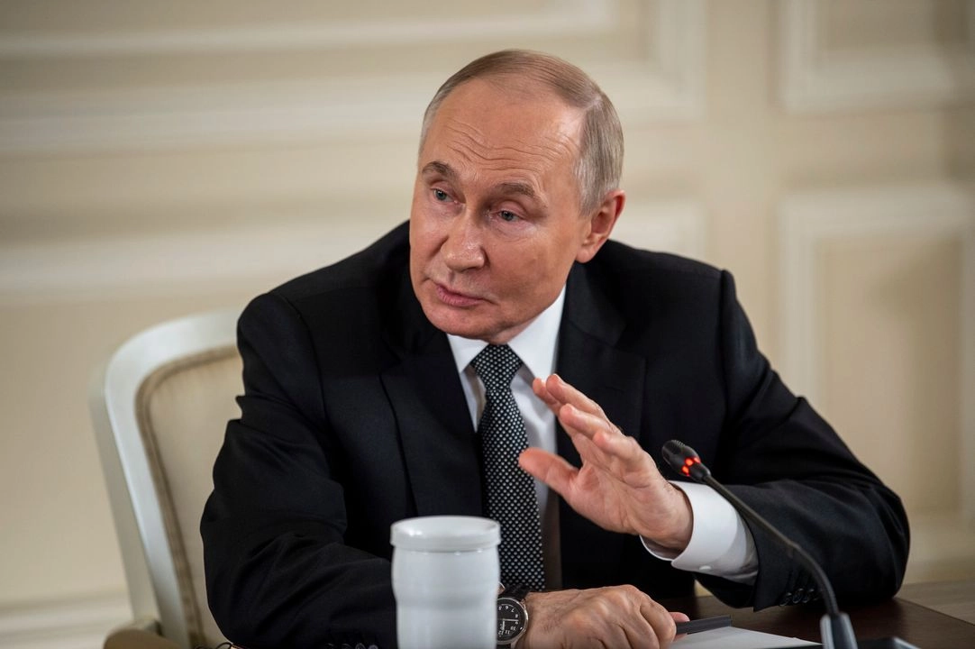 Putin respondió así a la pregunta del moderador de la sesión plenaria acerca de los rumores en la prensa rusa que dan a entender que Ucrania potencialmente podría echar una bomba de esas características en Rusia, pero admitió que “gracias a Dios no hay ninguna evidencia, ni información de inteligencia, que pudiera confirmar que existe tal intención (de las autoridades ucranias)”. Añadió: “Partimos del hecho de que esas ideas podrían surgir en alguien con imaginación enferma”. Foto 