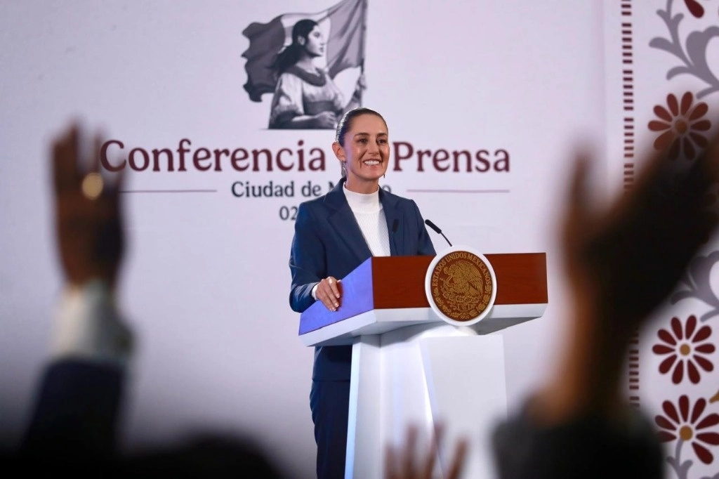 La presidenta Claudia Sheinbaum ofrece su primera conferencia matutina en Palacio Nacional, en la Ciudad de México, el 2 de octubre de 2024. Foto Luis Castillo