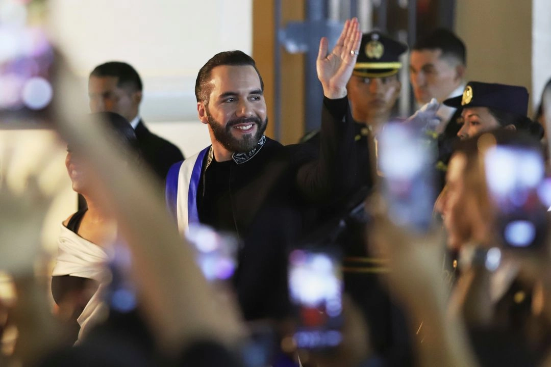 Bukele emitió la noche del domingo un discurso en sesión solemne en el Teatro Nacional por el primer año de su segundo mandato, marcado por su alianza con Donald Trump en la política de deportación de migrantes y la ofensiva contra grupos humanitarios. Foto 