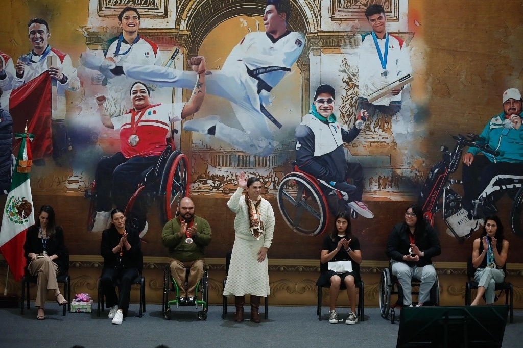 Ana Gabriela Guevara, directora de la Conade, premió a los ganadores de medallas en Campeonatos Mundiales, Juegos Olímpicos y Paralímpicos. Foto Cristina Rodríguez 