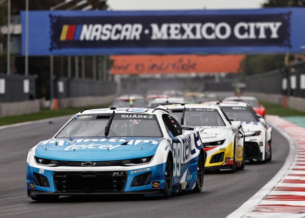 El piloto mexicano Daniel Suárez, quedó en el sitio 19 de la carrera Viva México 250 de Nascar. Foto 