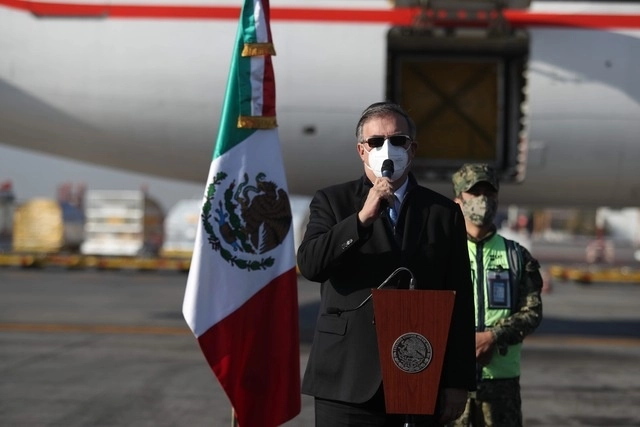 Marcelo Ebrard, titular de la SRE durante la llegada de 44 mil vacunas anti Covid-19, el pasado 5 de enero. Foto LA JORNADA/Yazmín Ortega Cortés