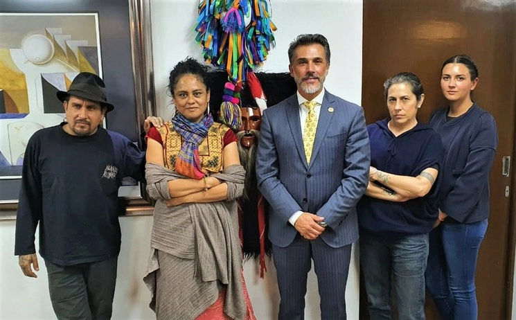 Los hijos del artista luego de llegar al acuerdo con el legislador. Foto cortesía del diputado Sergio Mayer