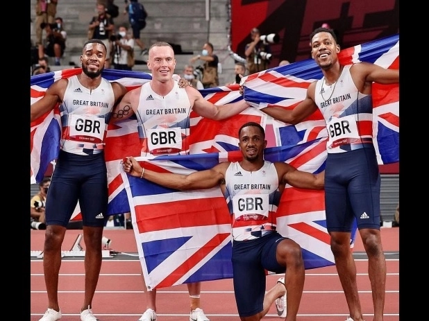Chinjindu Ujah (de rodillas) junto al equipo de GB de relevos 4x100 en Tokio 2020, donde ganaron la medalla de plata. Foto tomada del Instagram de @cj_ujah