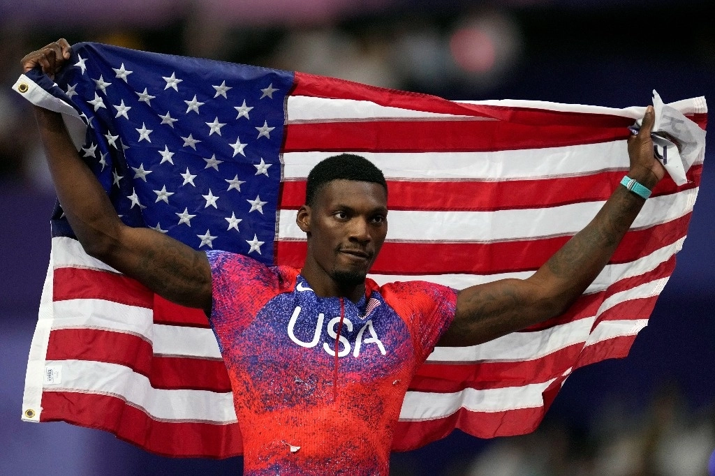 Fred Kerley, de Estados Unidos, posa después de ganar la medalla de bronce en la final masculina de los 100 metros en los Juegos Olímpicos de Verano de 2024, el 4 de agosto de 2024, en Saint-Denis, Francia. Foto Ap