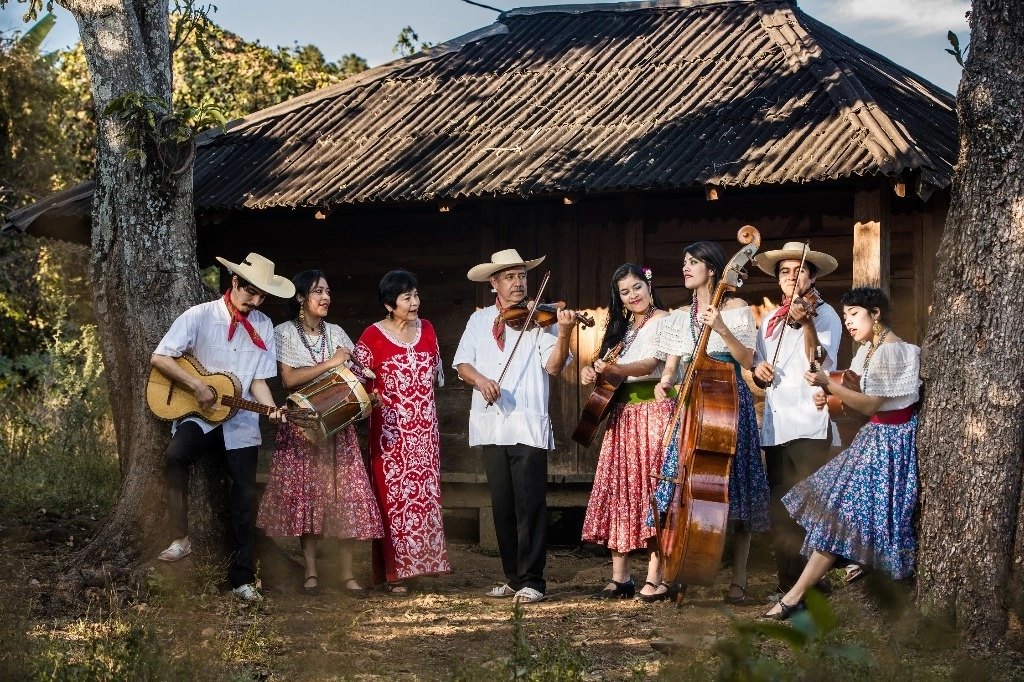 La agrupación, originaria de Morelia, está compuesta por los seis hermanos y los padres. Con el nuevo disco, también rinden homenaje a sus antepasados, explicó Ireri Mejía Almonte en entrevista. Foto Jesús Cornejo / cortesía Media Luna