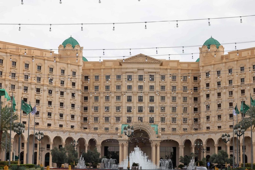 Una fotografía tomada el 23 de marzo de 2025 muestra una vista del hotel Ritz-Carlton en Riad, donde se llevan a cabo conversaciones con mediación estadunidense para intentar alcanzar un alto el fuego en la guerra entre Rusia y Ucrania. 