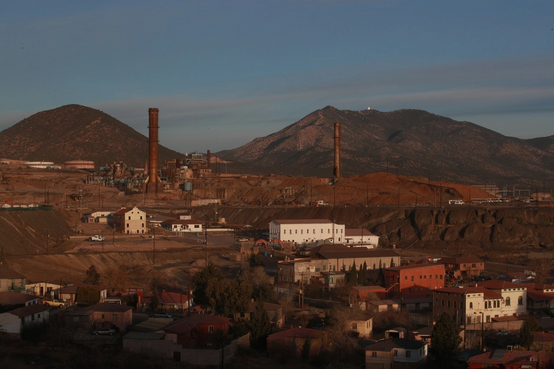 El presidente Andrés Manuel López Obrador refirió que se avanza en Cananea en el abasto de agua, atención médica y el análisis del río Sonora, por los derrames que contaminaron, responsabilidad de la empresa Grupo México. Foto Alfredo Domínguez / Archivo 