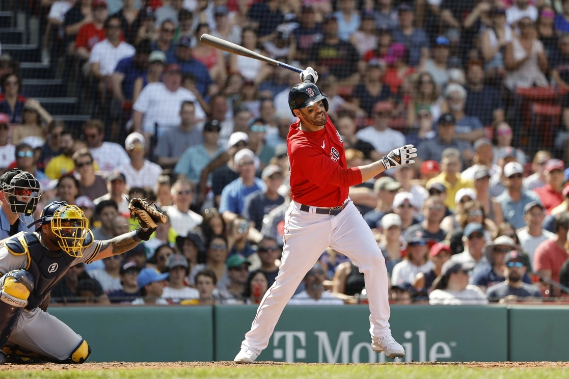 J.D. Martinez impulsó un doblete para los Medias Rojas de Boston, en el duelo que ganaron frente a Cerveceros de Milwaukee. Foto Afp   