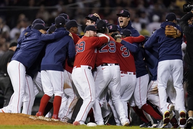 Beisbolistas de los Medias Rojas de Boston festejan al término del juego. Foto Ap