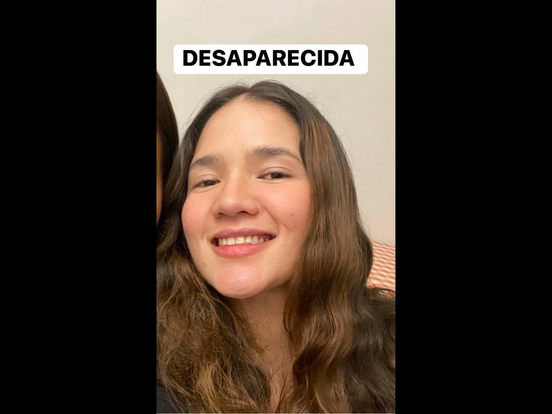 Compañeros de Minerva Marmolejo realizaron una protesta en Plaza de Armas para exigir su aparición con vida. Foto Tomada de Twitter