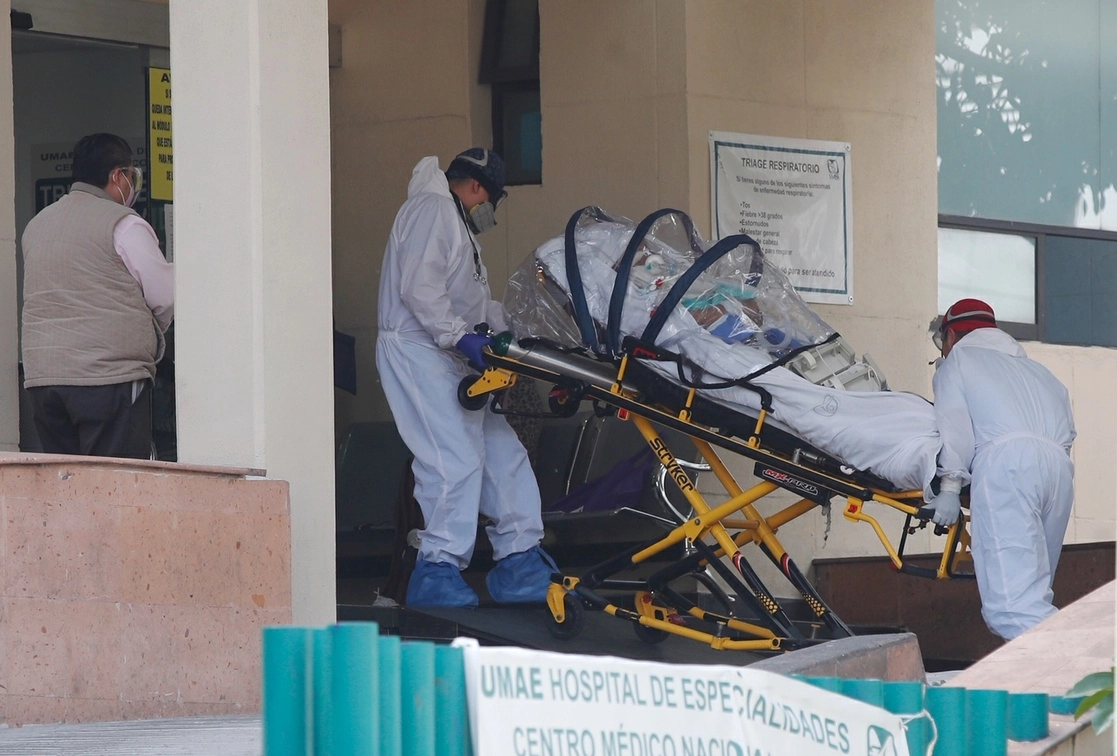 Ingreso de un paciente Covid a un hospital de la Ciudad de México. Foto Cristina Rodríguez