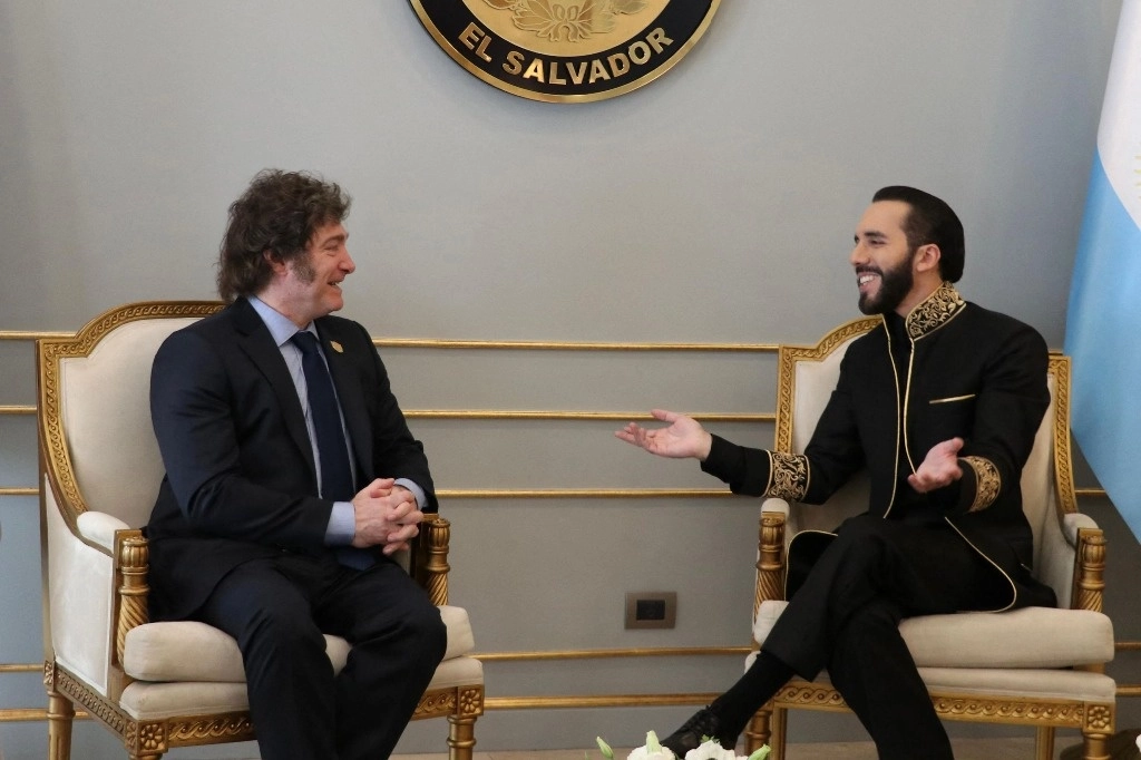 Al asumir ayer su segundo mandato en El Salvador, Nayib Bukele afirmó que el país “cambió para siempre”. En su mensaje a la nación, dijo que luego de curar “el cáncer” de la violencia de las pandillas, se concentrará ahora en “los problemas importantes, empezando por la economía”. Entre los asistentes a la ceremonia estuvieron el secretario de Seguridad de Estados Unidos, Alejandro Mayorkas; el rey Felipe VI y el presidente argentino, Javier Milei (en la imagen, a la izquierda). Foto Afp