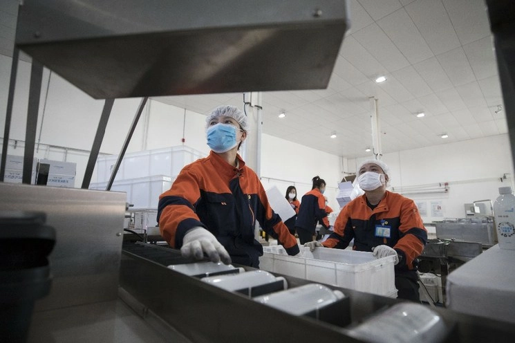 Empleados trabajan en un taller de productos desinfectantes, en Harbin, capital de la provincia de Heilongjiang, en el noreste de China. Foto Xinhua