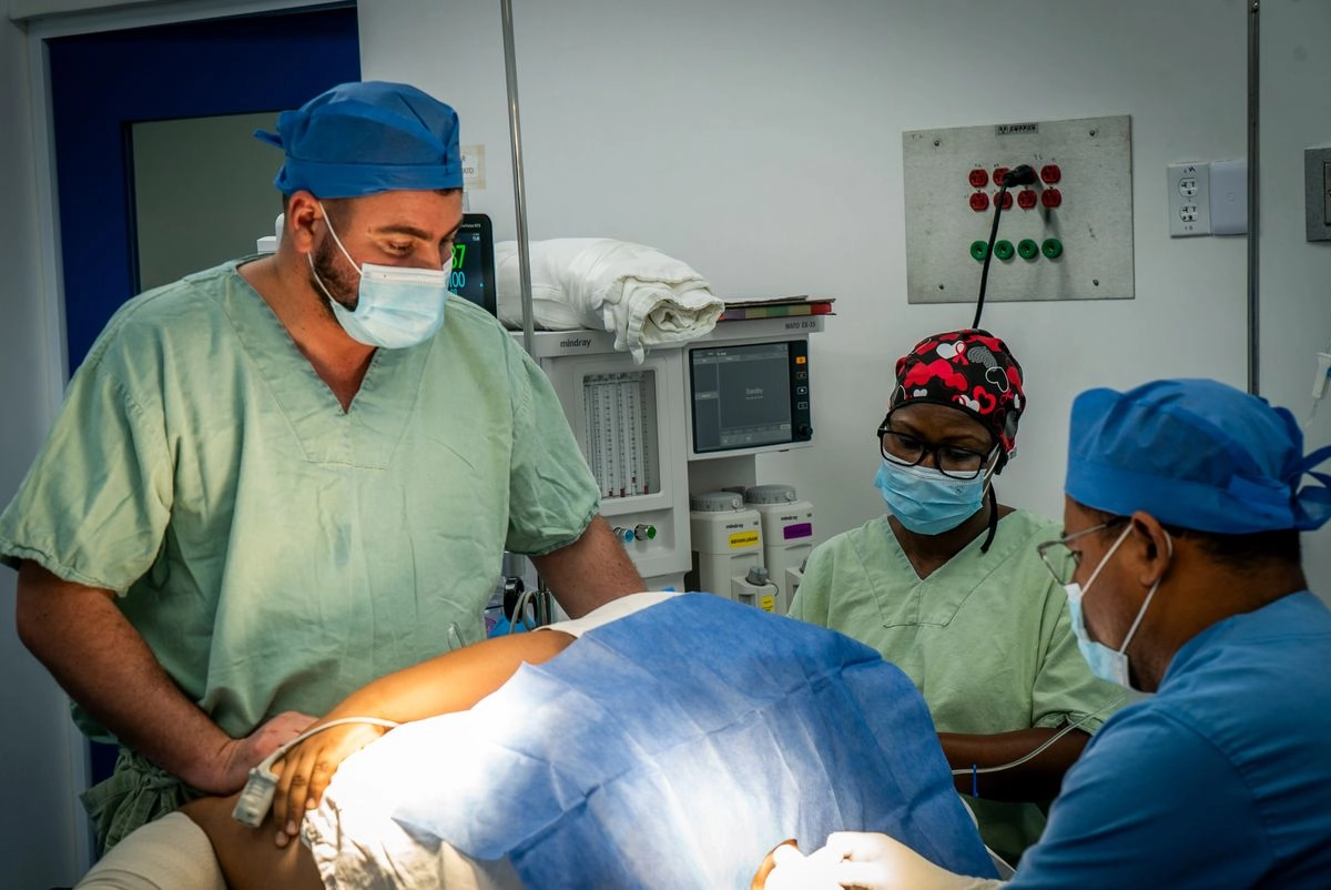 La medicina social tiene varios campos de estudio e investigación originales, esencialmente el saber médico, la epidemiología crítica y la práctica médica; en la imagen, médicos cirujanos realizan una alparoscopía en el Hospital IMSS-BIENESTAR Ayutla, en Ayutla de los Libres, Guerrero.  Foto  