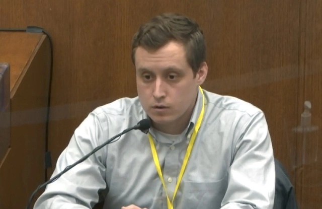 El doctor Bradford Langenfeld declaró en el juicio a Derek Chauvin, el policía de Minneapolis acusado de matar a George Floyd al pisarle el cuello por varios minutos, el 5 de abril de 2021. Foto Ap 