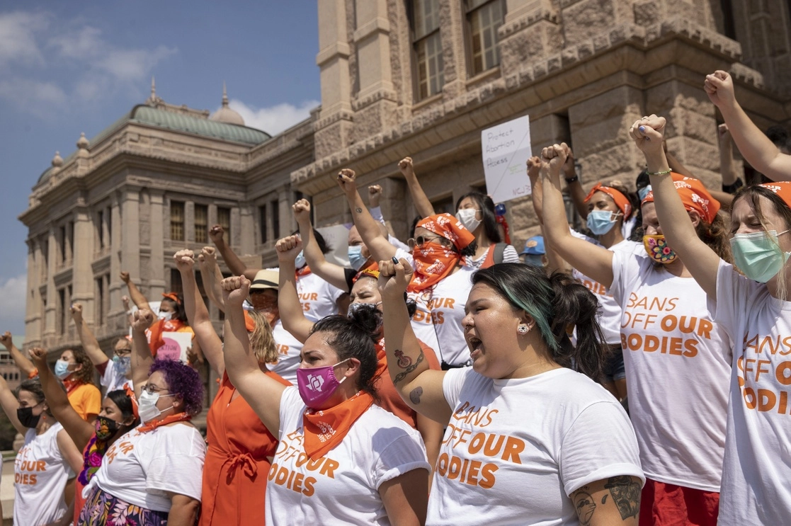 Mujeres protestan contra la prohibición del aborto de seis semanas en el Capitolio en Austin, Texas. Foto Ap