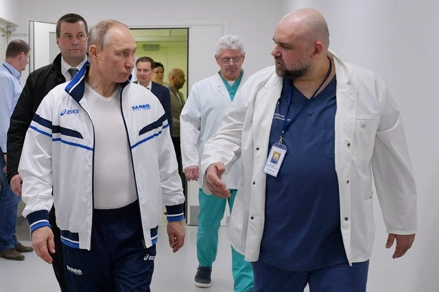 El jefe médico del principal hospital de Moscú donde se atiende a pacientes con Covid-19, se reunió con el presidente ruso Vladimir Putin la semana pasada. Foto Ap
