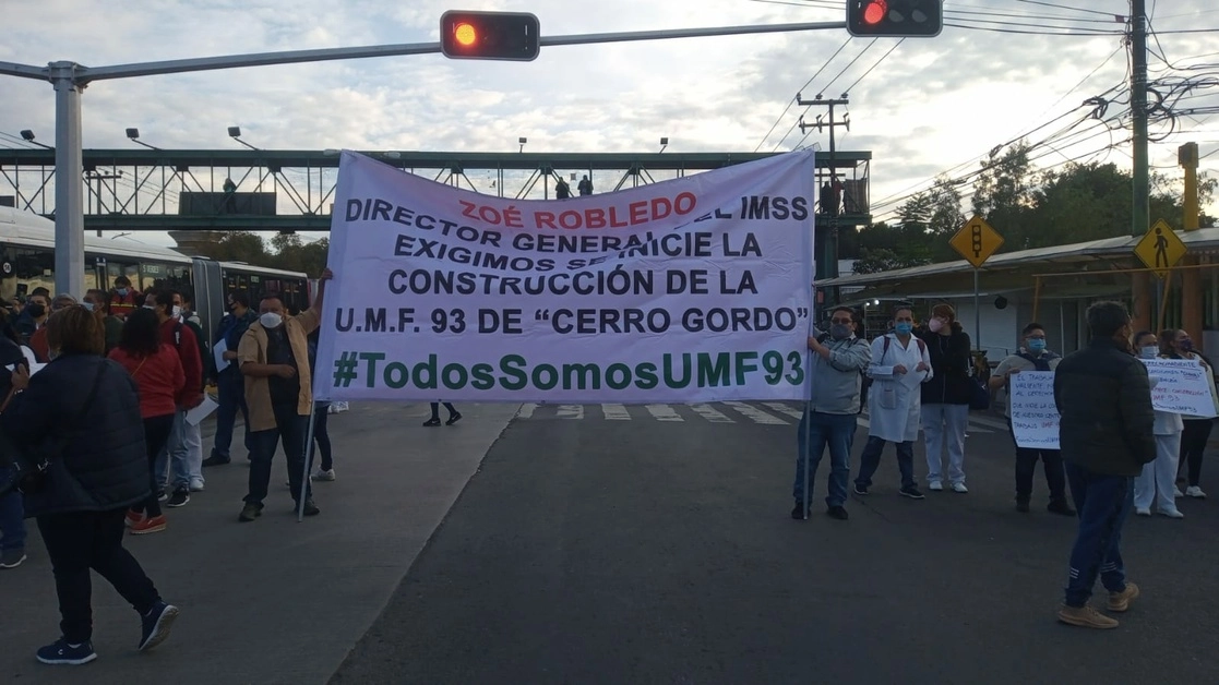 Médicos, enfermeras y trabajadores de la clínica se apostaron en ambos sentidos de la Vía Morelos en la unidad de medicina familiar en la zona de Cerro Gordo, el 27 de junio de 2022. Foto La Jornada