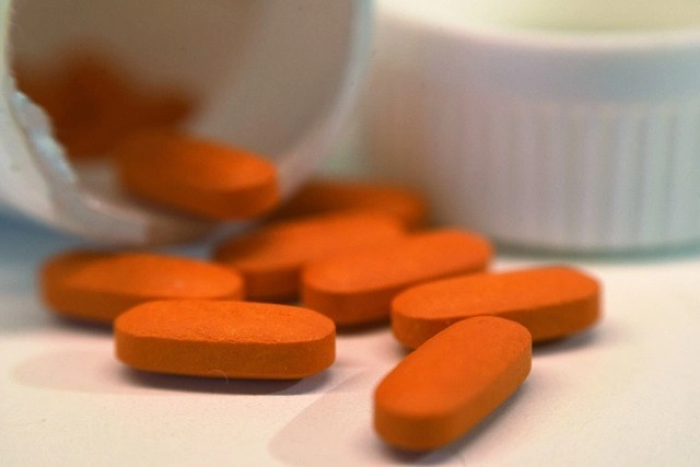 La prueba involucra una formulación específica de ibuprofeno, que los investigadores dijeron ha mostrado ser más efectiva que el ibuprofeno común para tratar el síndrome de dificultad respiratoria aguda, una complicación del Covid-19.  Foto Ap / Archivo