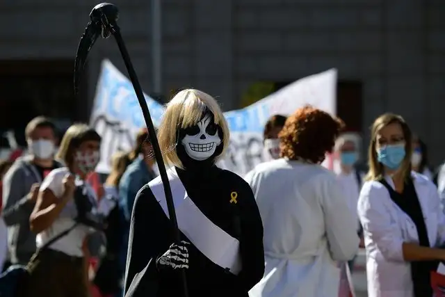 Cientos de galenos de atención primaria, la primera línea de defensa contra el virus, exigieron mejores condiciones laborales en Barcelona. Foto Afp 