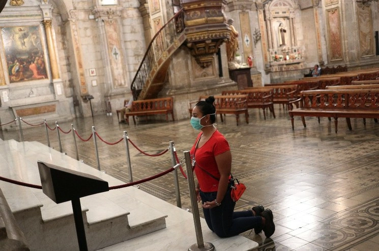 Una mujer en una iglesia de Santiago, Chile. Foto Ap