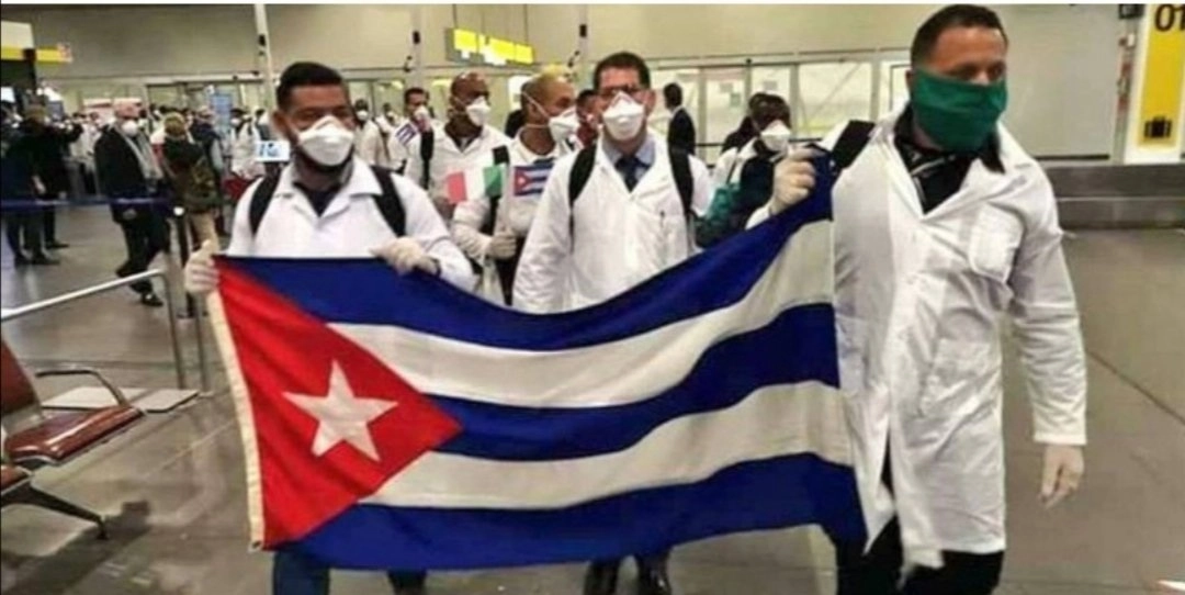 Cientos de doctores cubanos trabajaron codo a codo con sus colegas mexicanos en la atención de pacientes con covid-19 en los momentos más dramáticos de la pandemia. Foto La Jornada / Archivo