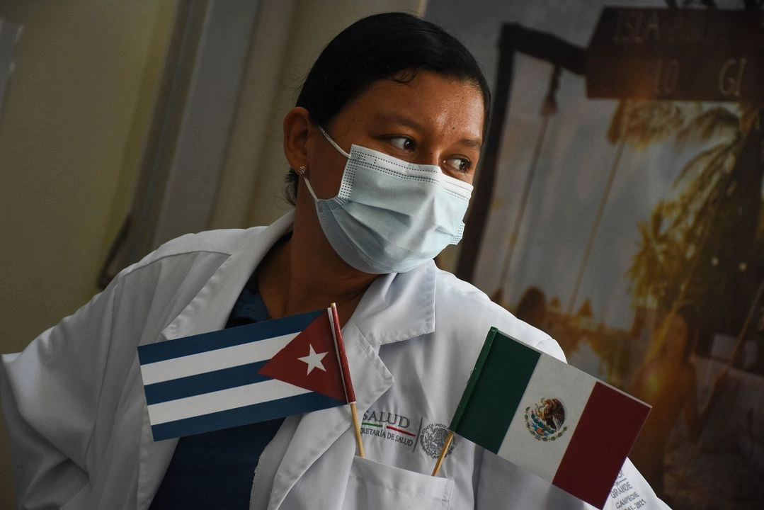 Durante el periodo neoliberal, dijo la Presidenta, se restringió la formación de médicos especialistas en México. 