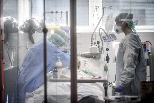Cuidados intensivos en un hospital de Brescia, Italia. Foto Ap / Archivo