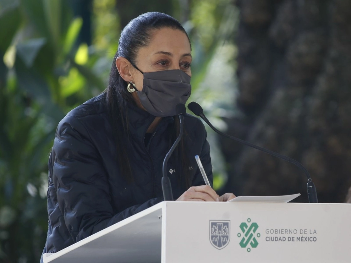 La jefa de Gobierno, Claudia Sheinbaum, señaló que una parte del biológico destinado a la capital será para aplicar la segunda dosis al personal de los nosocomios del sector público. Foto Cristina Rodríguez / Archivo