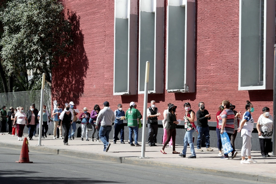 Fila de adultos mayores que esperan recibir la vacuna en la CDMX. Foto Roberto García Ortiz