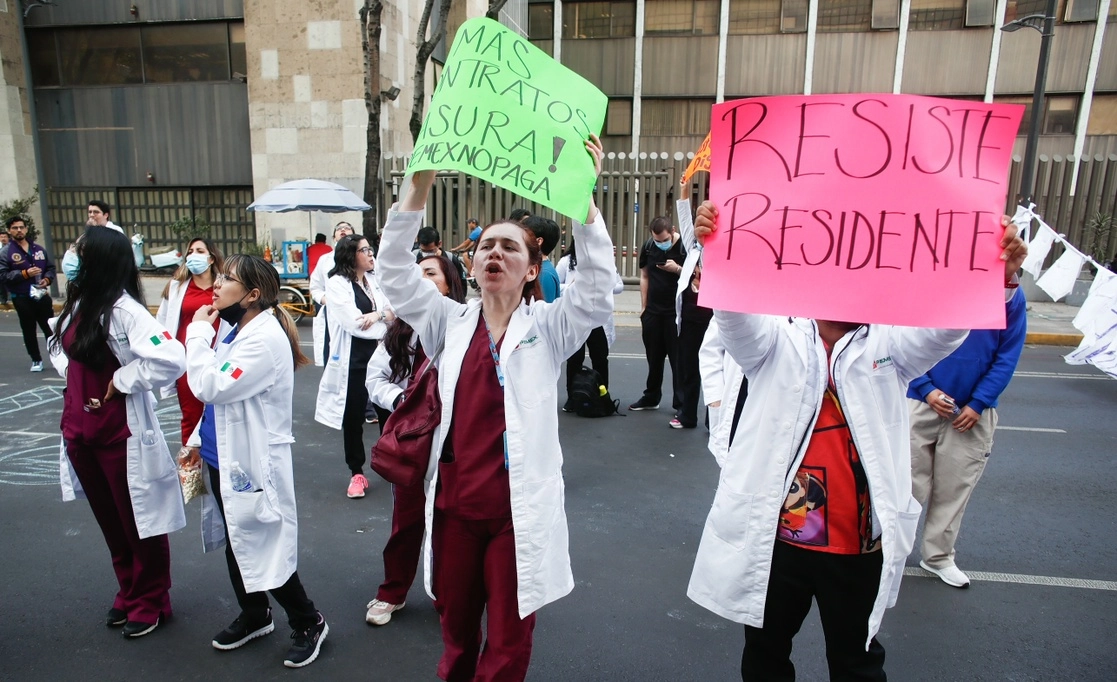 Médicos residentes protestan frente a la Torre de Pemex, para demandar el pago de su salario y de mejores condiciones laborales en el corporativo, en la Ciudad de México, el 23 de diciembre de 2022. Foto Víctor Camacho