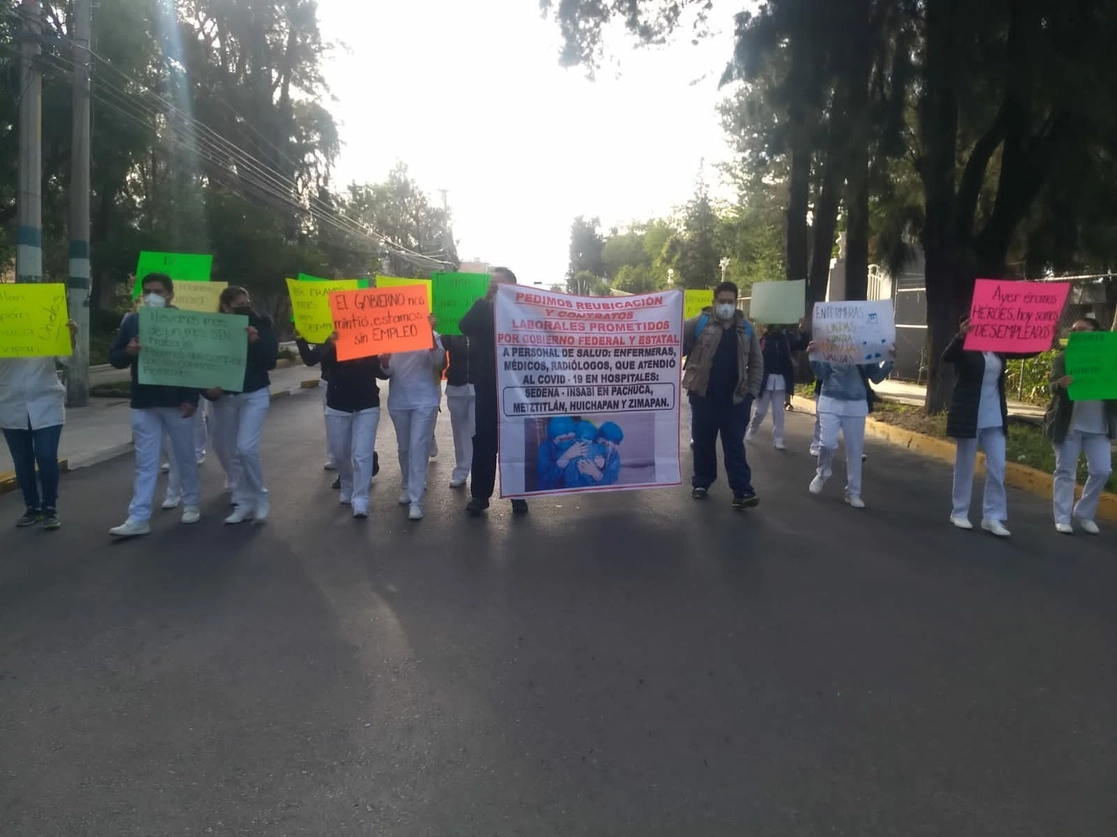 Protesta de trabajadores de la salud en Hidalgo, quienes exigen ser recontratados. Foto Juan Ricardo Montoya