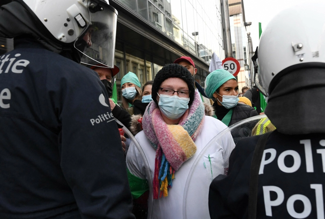 Policías se enfrentan a trabajadores de la salud que participan en una manifestación contra la vacunación anti Covid-19 obligatoria en Bruselas. Foto Afp