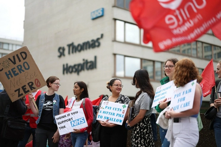 Médicos junior realizan huelga frente al hospital St Thomas en Londres, Inglaterra, el 13 de julio de 2023. Foto Afp