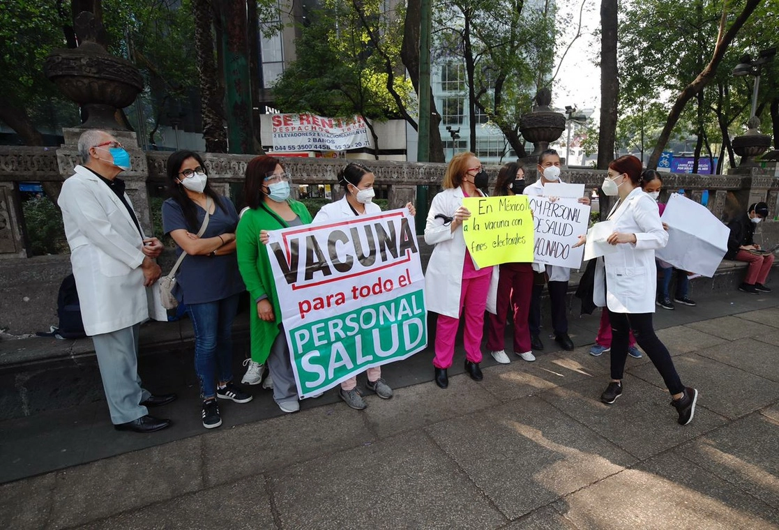 Médicos suspendieron la marcha programada en el Ángel de la Independencia en protesta para que reciban la vacuna contra el Covid-19, debido a que no se conformó un grupo con mayor cantidad de manifestantes. Foto Cristina Rodríguez