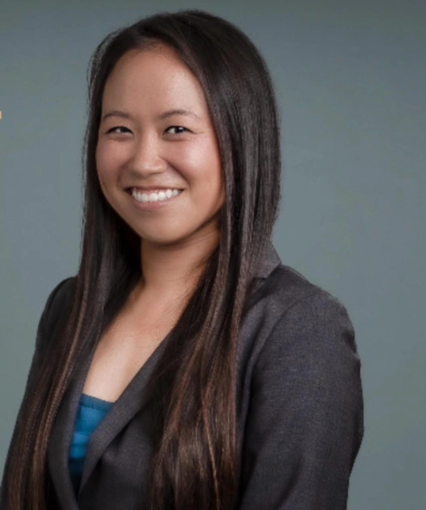 La doctora Stephanie H. Chang, directora quirúrgica del Programa de Trasplante de Pulmón del Instituto de Trasplante Langone de la Universidad de Nueva York, dirigió el procedimiento mínimamente invasivo. Imagen de https://nyulangone.org/
