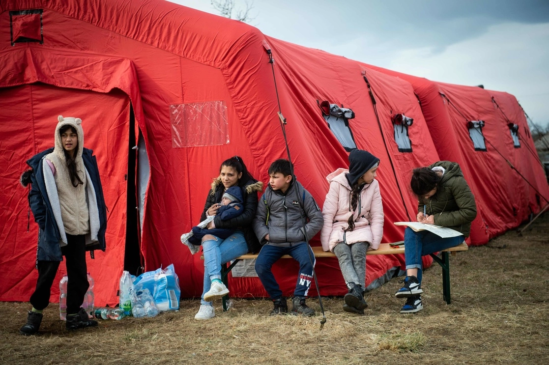 Refugiados ucranios en un campamento instalado cerca del cruce fronterizo entre Eslovaquia y Ucrania, el 1 de marzo de 2022. Foto Afp