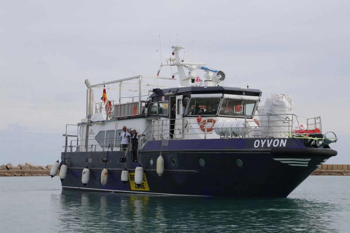 La embarcación 'Oyvon'  de Médicos Sin Fronteras realizó su primera tarea de rescate en aguas del Mediterráneo. Foto 