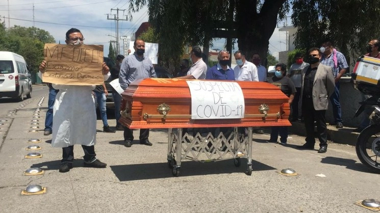 Médicos y dueños de funerarias realizaron una protesta para exigir certificados de defunción. Foto La Jornada