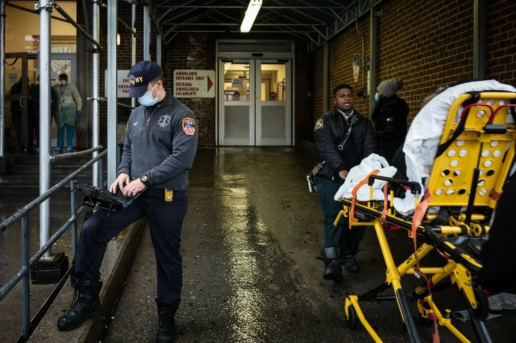 Paramédicos a las afueras del Hospital St. Barnabas, ubicado en Nueva York este 23 de marzo de 2020. Foto Afp