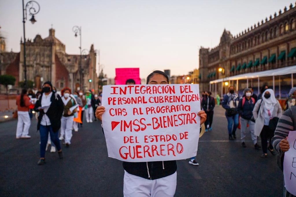 Personal de salud protesta frente a Palacio Nacional porque fueron descartados del programa IMSS-Bienestar tras prestar 11 años de servicio, en la Ciudad de México, el 7 de febrero de 2023. Foto Pablo Ramos