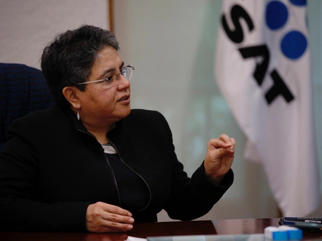 Raquel Buenrostro, jefa del SAT, explica la nueva herramienta para combatir el contrabando de mercancías. Foto Cristina Rodríguez