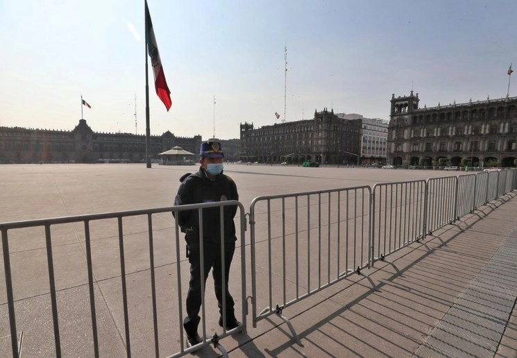 Policía en el Zócalo capitalino. Foto Marco Peláez