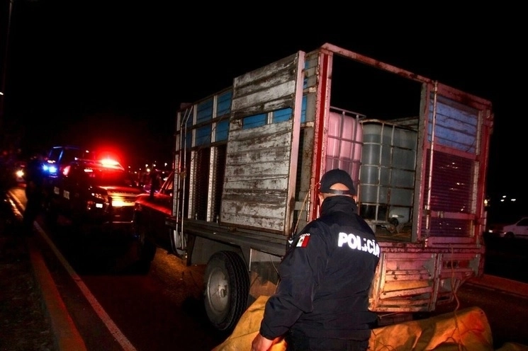 Elementos de seguridad interceptaron una camioneta que transportaba cuatro mil litros de ‘huachicol’ en Ecatepec, Edomex. Foto ‘La Jornada’  