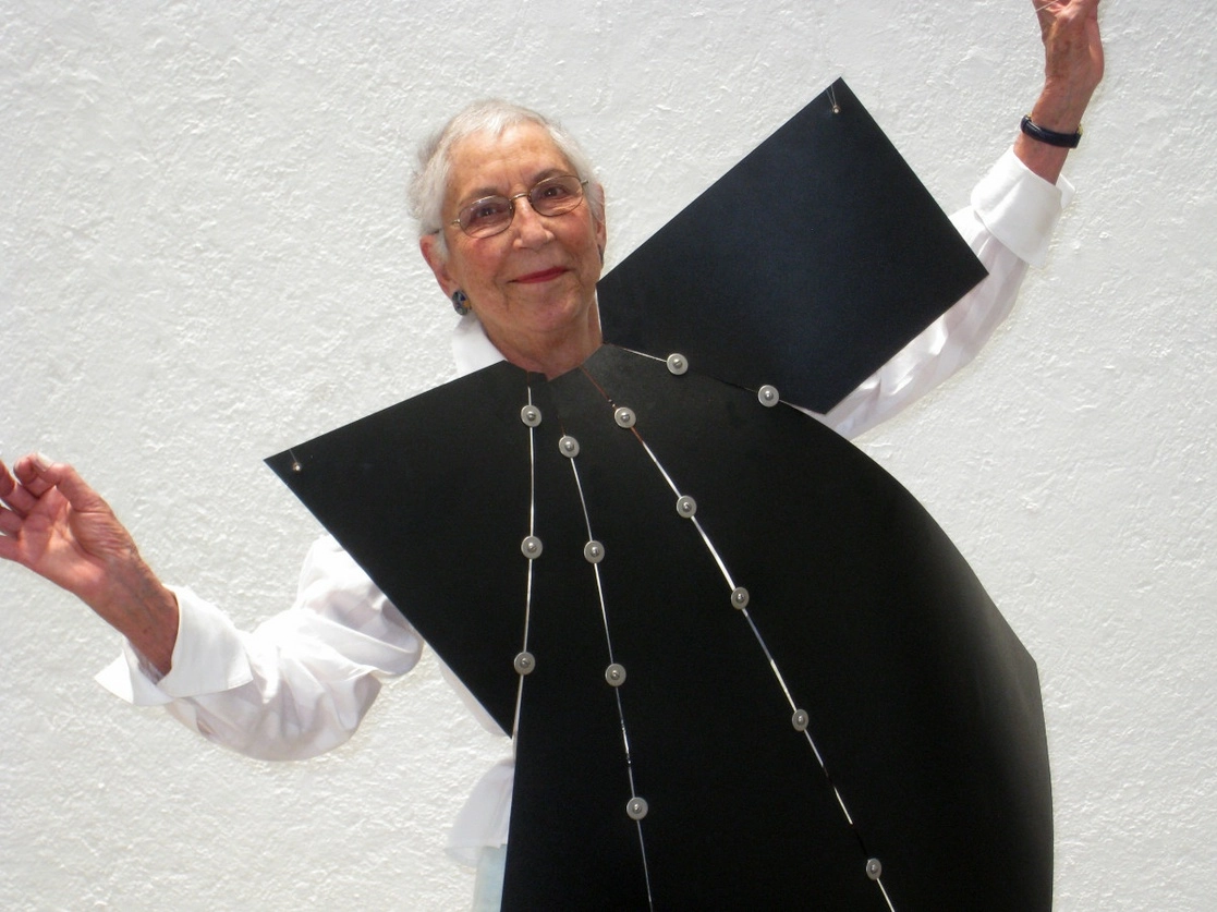 Después de su exhibición en el museo norteño llegará al Laboratorio Arte Alameda, en la Ciudad de México. Arriba, Helen Escobedo, fallecida en 2010, con la pieza ‘Moda papalotera’. Foto cortesía del Marco



