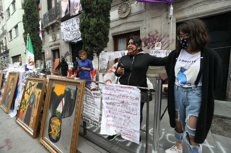 Mujeres de diversos colectivos mantienen 'tomadas' las instalaciones de la CNDH, ubicadas en el Centro Histórico de la CDMX. Foto Yazmín Ortega Cortés